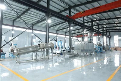 Linha de produção da alimentação dos peixes dos alimentos para animais de estimação de 1-2 T/H com peso automático e sistema de divisão